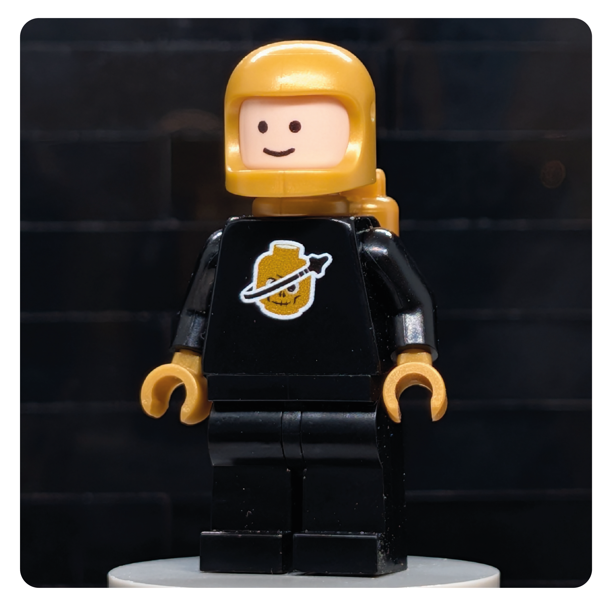 Space Collectible Figure - Classic Skull Black - Gold Edition 